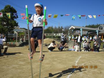 竹馬で歩く子どもたち。